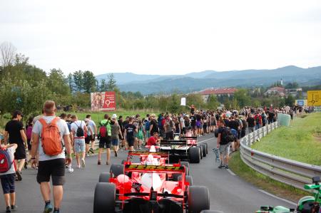 kolona ljudi in formul ku